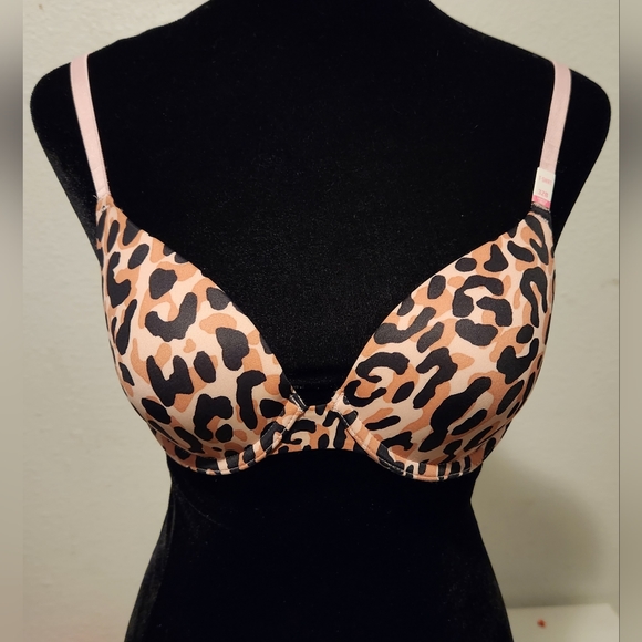 BNWT 32B T-Shirt Bra Victoria Secrets Pink.